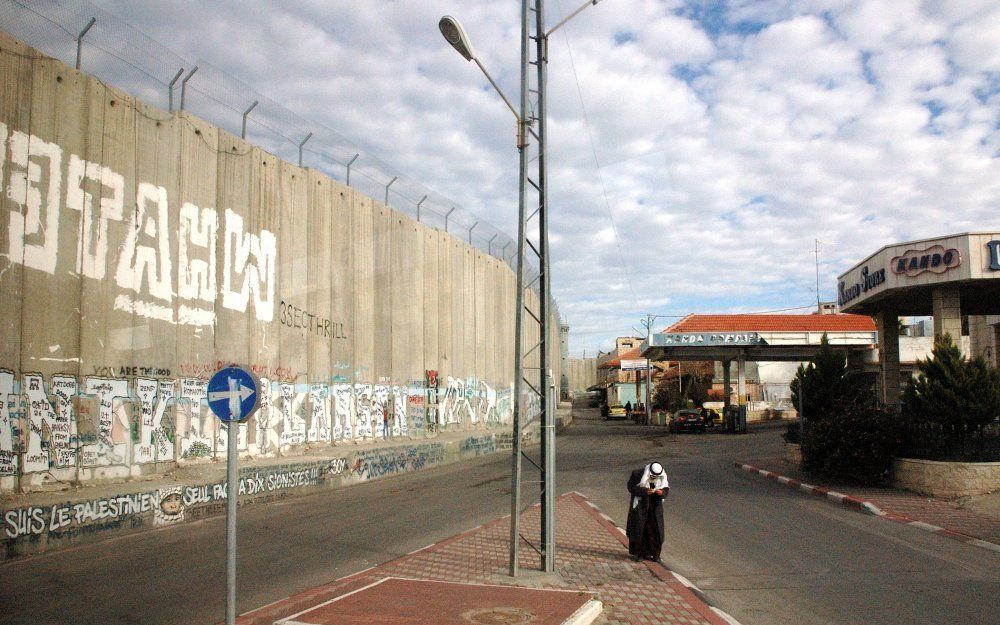 De scheidingsmuur tussen door de Israëli’s en Palestijnen bestuurde gebieden in Bethlehem. Foto Alfred Muller