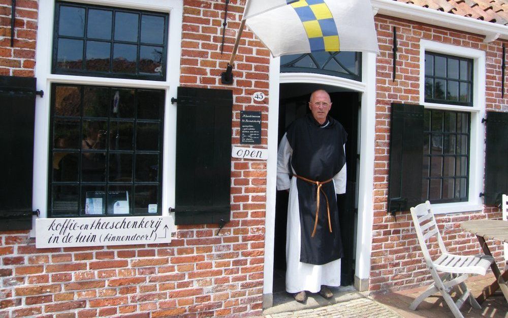 De bedrijvigheid van de vrijwilligers in de Sint Bernardushof in Aduard is haast even groot als de werklust van de lekenbroeders waarover het kloostermuseum dit jaar exposeert. Ies de Boer hult zich ondanks de warmte in een monnikspij. Foto RD