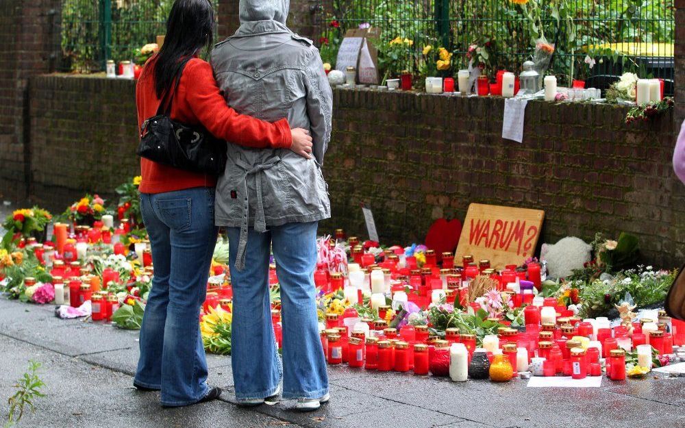 De afgelopen week werd de tunnel in Duisburg een herdenkingsplaats. Foto EPA