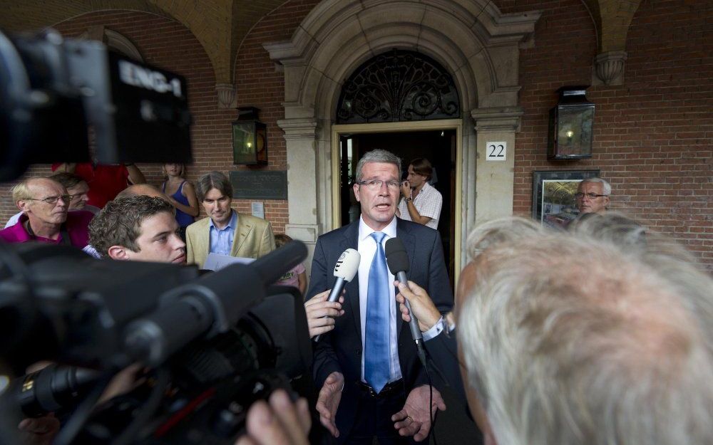 Vicefractievoorzitter Elbert Dijkgraaf van de SGP staat maandag na zijn gesprek met informateur Ruud Lubbers op het Binnenhof de pers te woord. Foto ANP