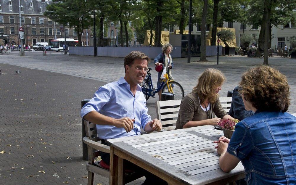 VVD fractievoorzitter Mark Rutte zit maandag met zijn fractieleden op een terras in Den Haag. Foto ANP