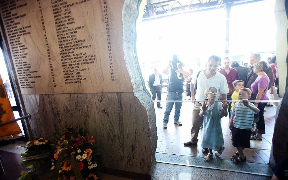 Plaquette met de namen van de mensen die omkwamen bij de bomaanslag.  Foto EPA