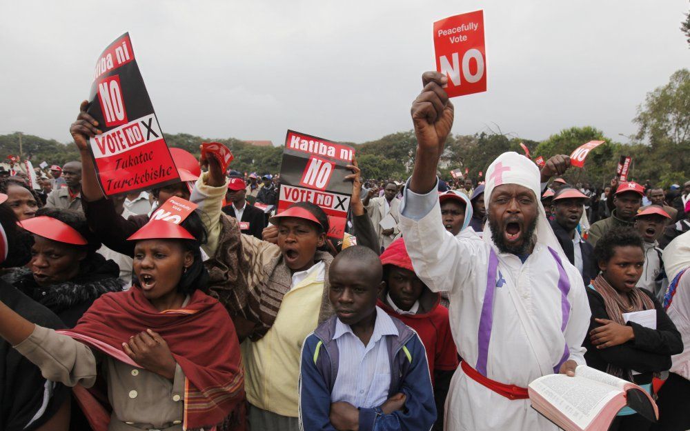 NAIROBI – Voor- en tegenstanders van de nieuwe grondwet voeren een felle campagne om de steun van het Keniaanse volk. Binnen de kerken leeft er veel scepsis over de constitutie.Foto EPA