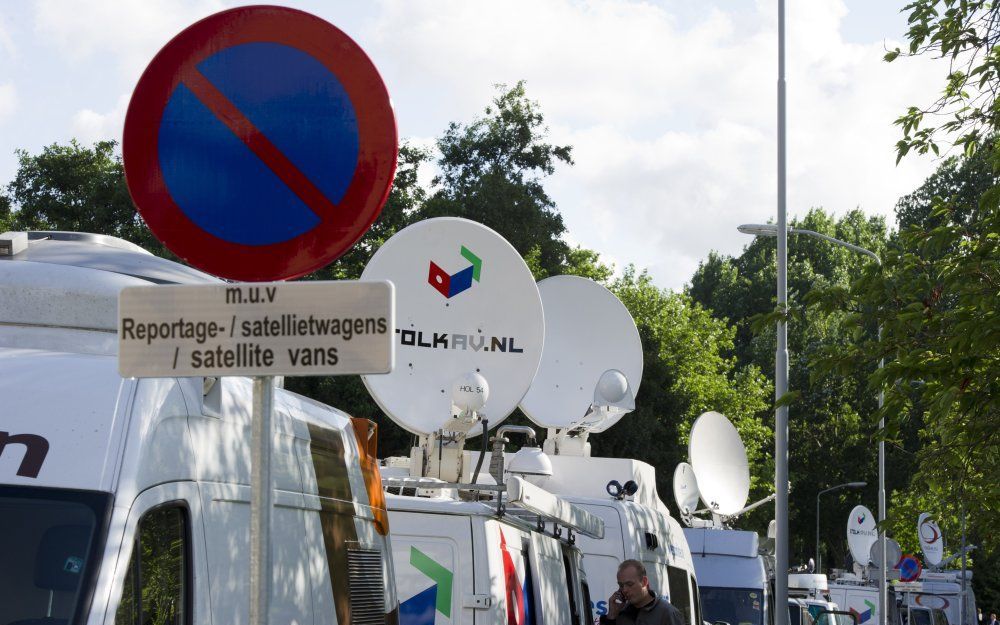 Satelietwagens voor radio- en tv uitzendingen staan donderdag geparkeerd bij het tribunaal voor Sierra Leone in Leidschendam. Foto ANP