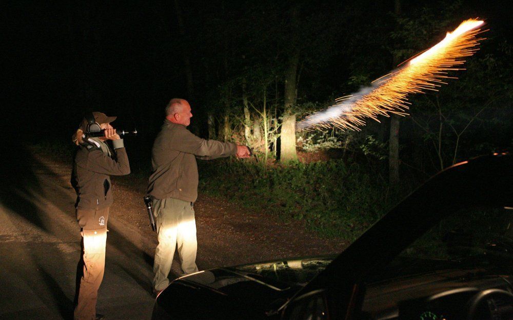 Aartsen vuurt met een alarmpistool. Een rokend lichtspoor verdwijnt tussen de bomen, gevolgd door een daverende dreun. Foto RD, Anton Dommerholt