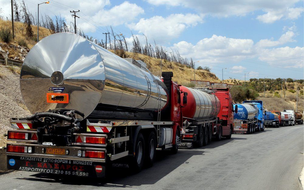 Wachten op benzine, begin deze week in Griekenland. Foto EPA