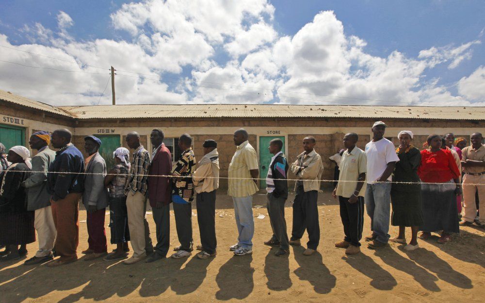 Rijen voor de stembureaus in Kenia tijdens de verkiezingen gisteren. Foto EPA