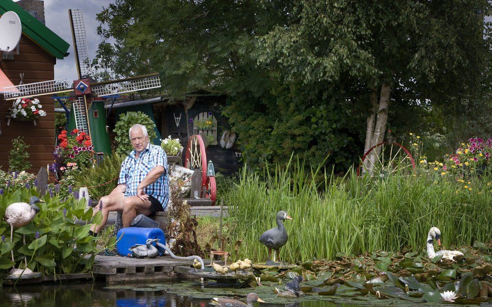 Cor van der Velde bij zijn eenden. Rond het huis in Kanis staat het vol met prullaria. De woning heeft de naam Relinquenda „omdat we hier geen blijvende stad hebben. Al begrijpt niet iedereen dat.” Foto RD, Henk Visscher