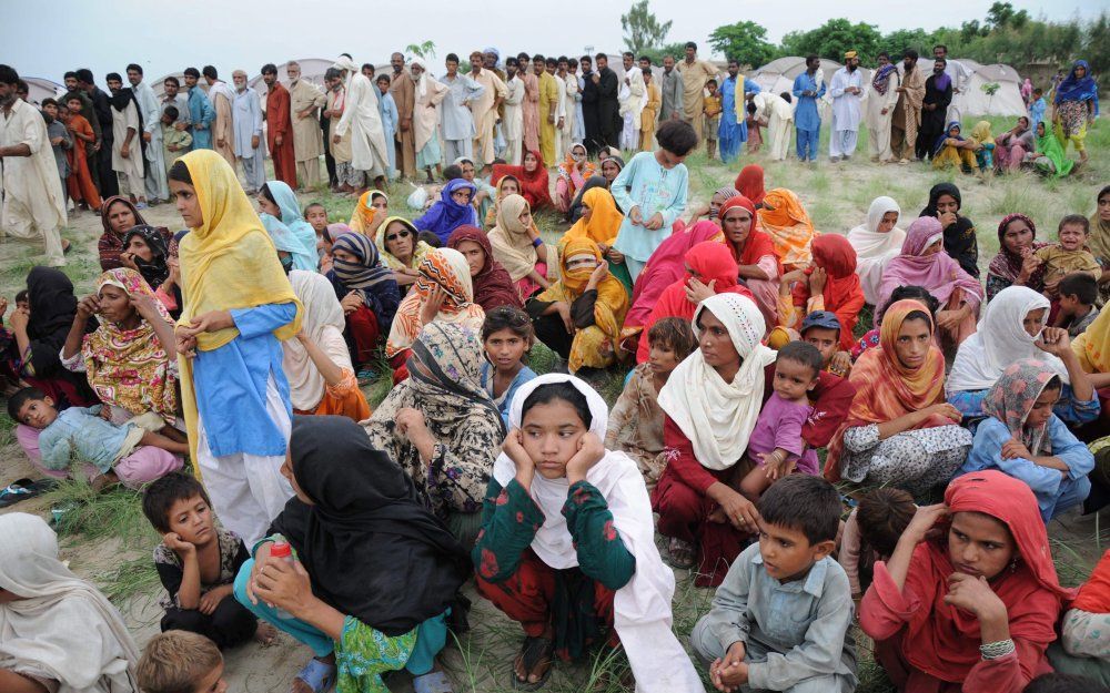 Gevluchte Pakistanen wachten op voedsel. Foto EPA