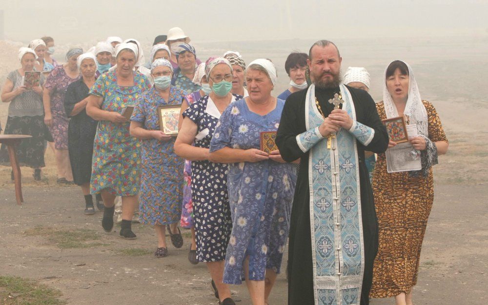 Russisch orthodoxen baden afgelopen weekend om regen. Foto EPA