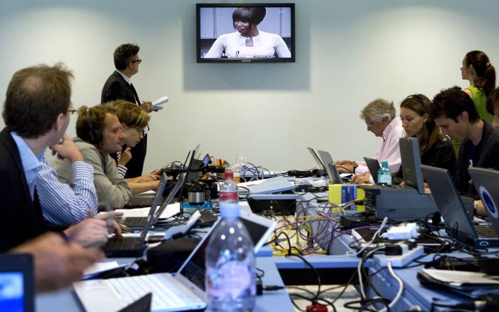 Pers kijkt naar de verklaring van Campbell voor het Speciaal Hof voor Sierra Leone. Foto EPA