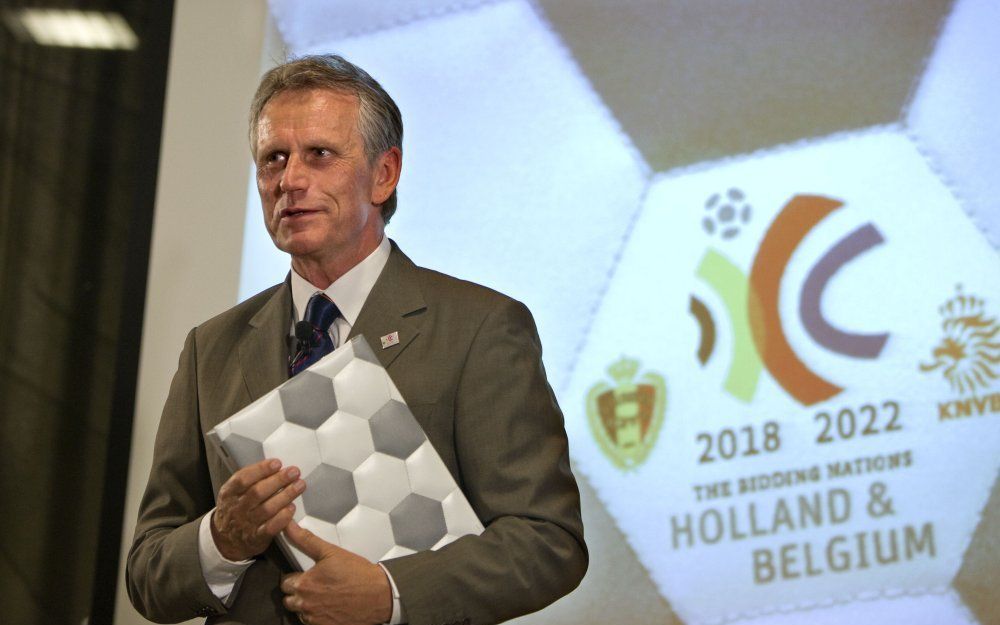 Harry Been, topman van The HollandBelgium Bid, presenteert maandag in het stadhuis van Eindhoven het bidboek voor de organisatie van het WK voetbal in 2018/2022. Foto ANP