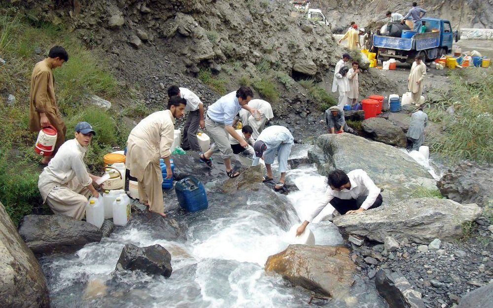 Pakistanen verzamelen schoon water. Foto EPA