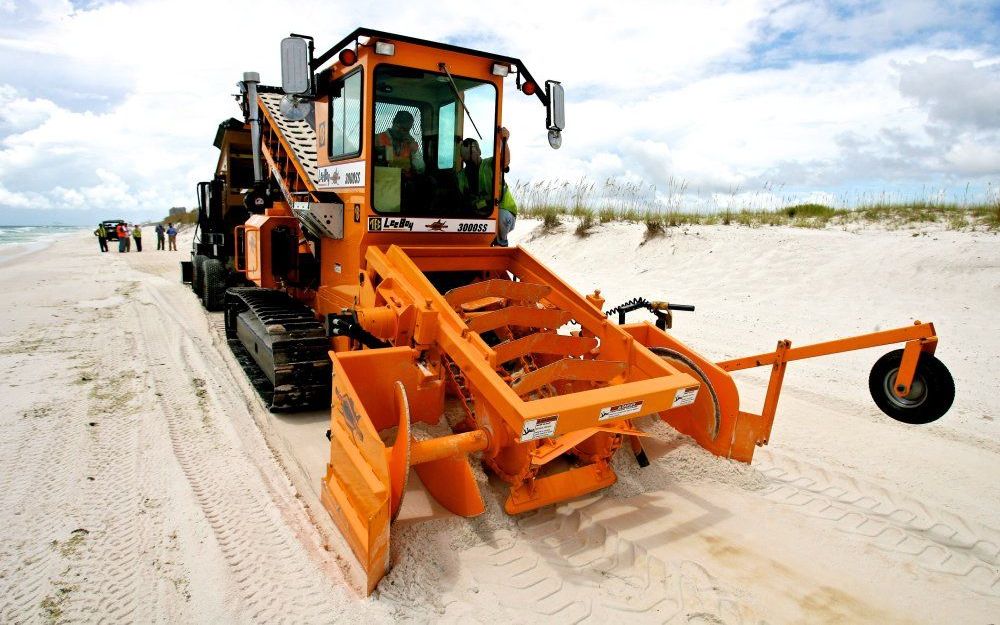 Olie wordt opgeruimd aan stranden langs de Mexicaanse Golf. Foto EPA