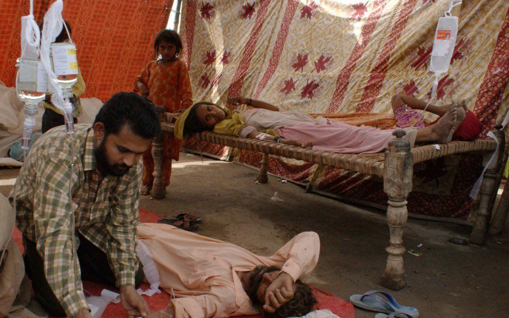 Tenten dienen als hulppost voor slachtoffers van de overstromingen in Sukkur, Pakistan. Foto EPA