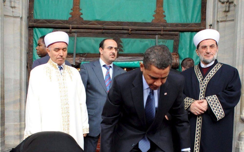 Obama trekt zijn schoenen uit bij een bezoek aan de blauwe moskee in Istanbul. Foto EPA