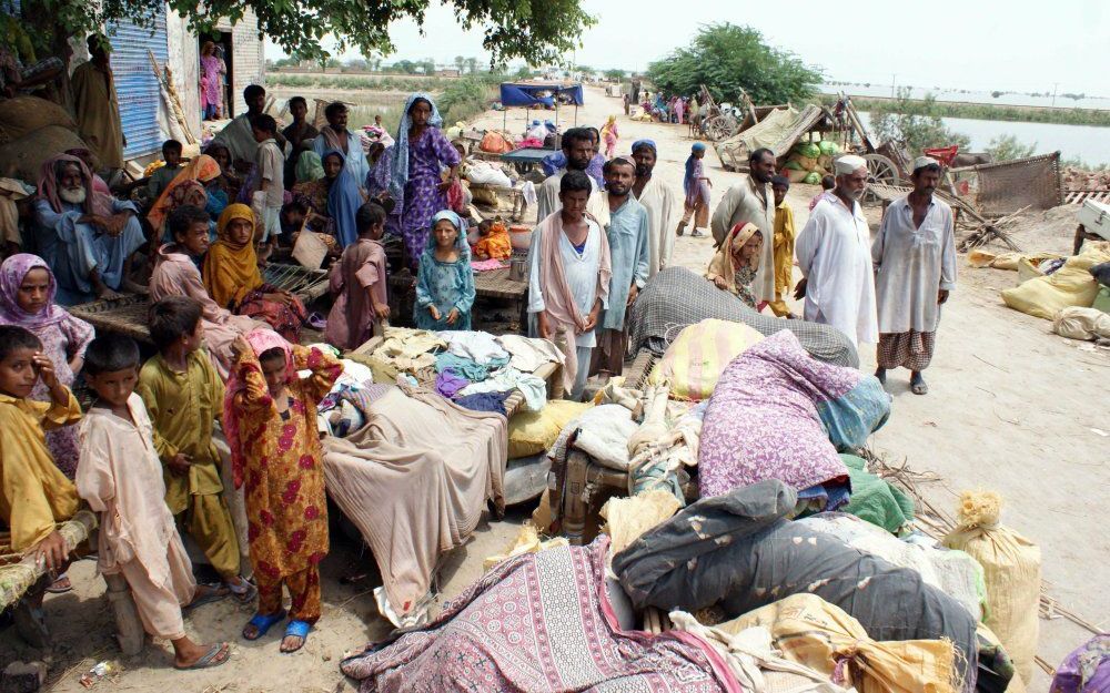 Pakistanen wachten op hulp. Foto EPA