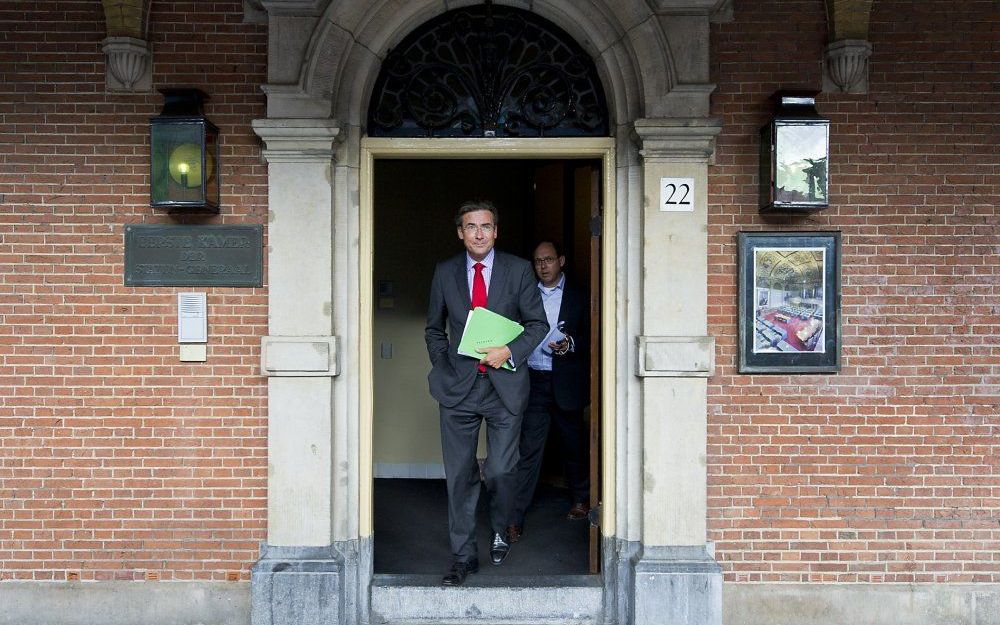 Verhagen verlaat donderdag het gebouw van de Eerste Kamer. Foto ANP