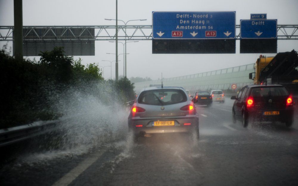 DELFT - Regen veroorzaakt maandag files op de A13 tussen Rotterdam en Amsterdam. Rond acht uur stond er 250 kilometer file in het land. Foto ANP