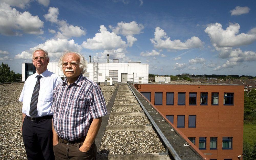 W. van de Geer (l.) en D. G. Stout op de hogeschool waar ze zo’n 35 jaar werkten. „De eerste jaren was het echt pionieren.” Foto RD, Henk Visscher