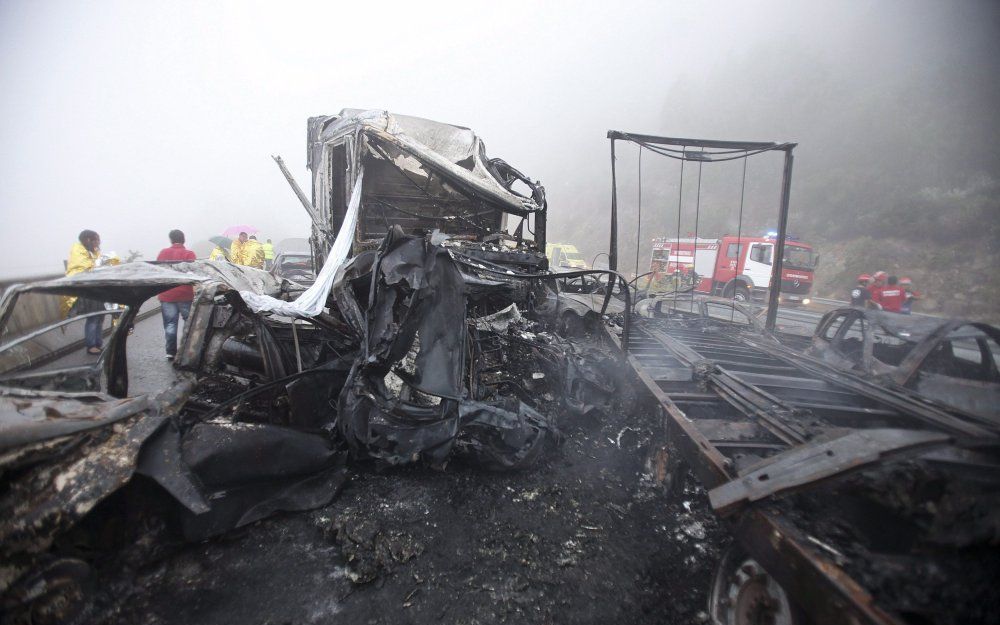 Door de kettingbotsing in Portugal vlogen diverse voertuigen in brand. Foto EPA