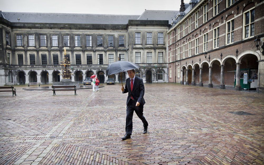 Verhagen maandag op weg naar de onderhandelingen. Foto ANP