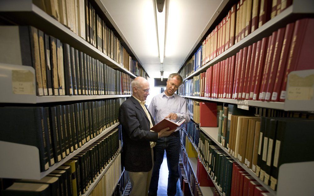 AMSTERDAM – De theologische bibliotheek van de VU bevindt zich op de dertiende en de veertiende verdieping van het hoofdgebouw aan de De Boelelaan (l.). Rechtsboven Joan de Roos (l.) en Hans Gideonse, collectiespecialisten theologie. Daaronder de lees- en