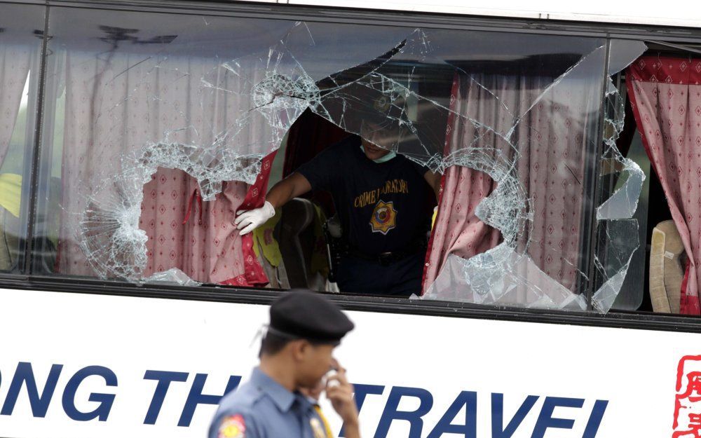 De Filipijnse politie onderzoekt de bus, die op 24 augustus gekaapt werd. Foto EPA