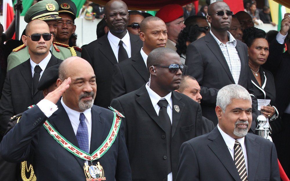 Desi Bouterse (L) en vice-president Robert Ameerali (R). Foto ANP