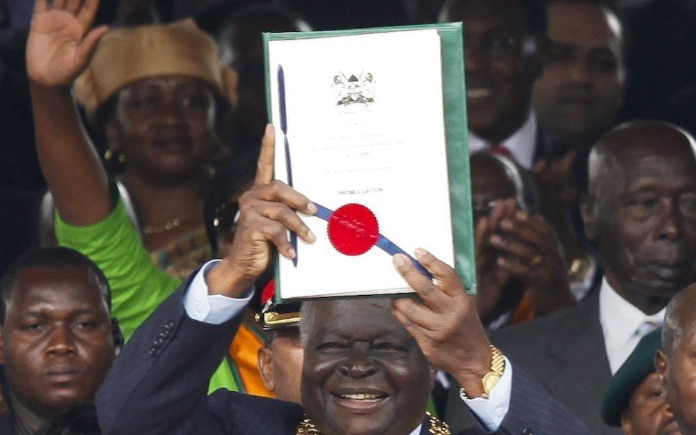 Kibaki houdt de nieuwe grondwet omhoog. Foto EPA