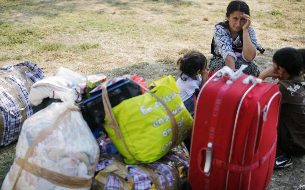 Uitgezette Roma op de luchthaven van Boekarest. Foto EPA