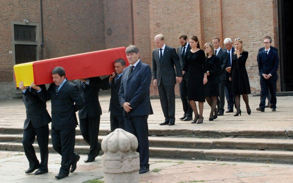 De kist met het lichaam van prins Carlos Hugo de Bourbon de Parme wordt de Steccatakerk in Parma uitgedragen, gevolgd door nabestaanden. Foto ANP