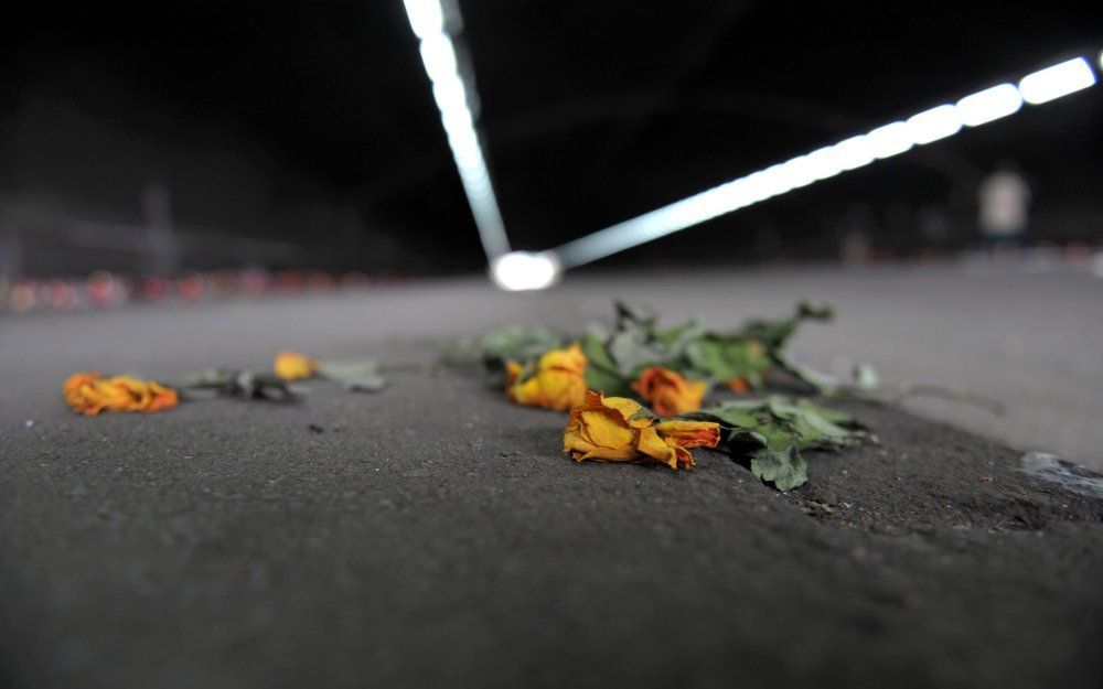 Bloemen in de tunnel waar tijdens de Love Parade 21 mensen omkwamen. Foto EPA