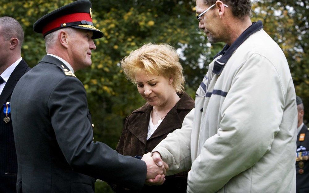 Generaal van Uhm geeft de ouders van de omgekomen militair Wesley Schol een hand na de uitreiking, in oktober 2008, van de dapperheidsonderscheiding. Foto ANP