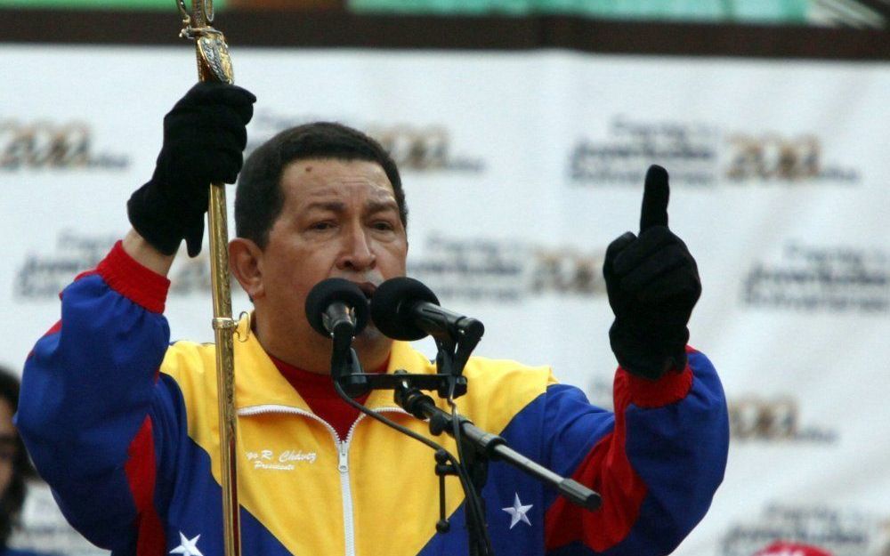 Chavez met in zijn hand een zwaard dat ooit toebehoorde aan Simon Bolivar. Foto ANP