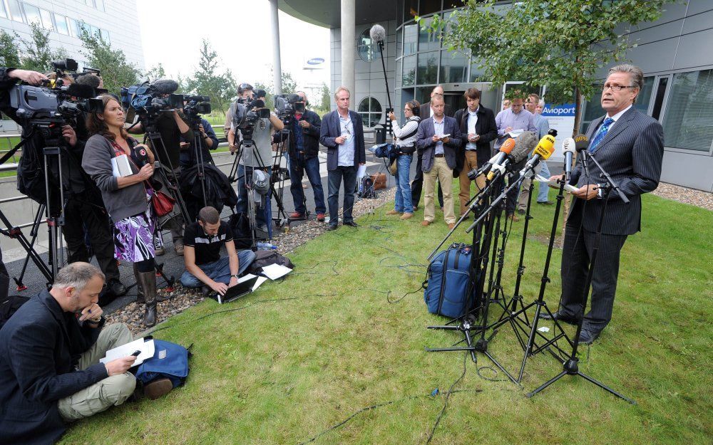 SCHIPHOL - Persofficier Theo D'Anjou dinsdag tijdens een persverklaring op Schiphol. Foto ANP