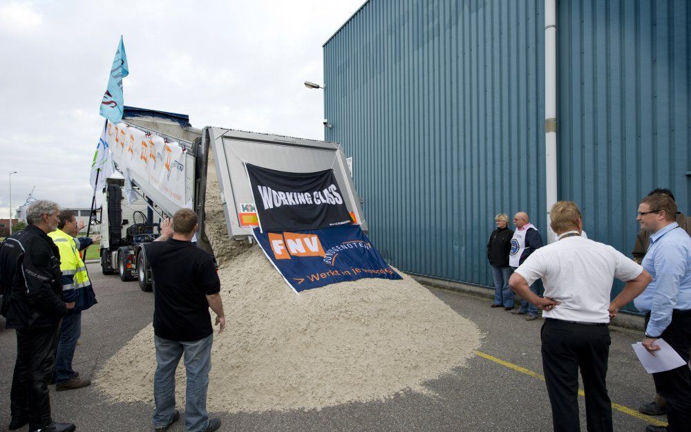 FNV Bondgenoten heeft 40 ton zand gestort bij de toegangspoort van UPS Amsterdam. Foto ANP