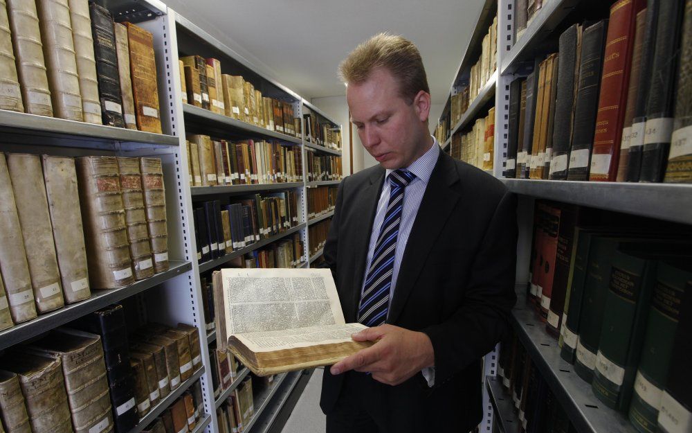 GOUDA  – De Dr. Steenblokbibliotheek van de Gereformeerde Gemeenten in Nederland is gevestigd in het verzorgingscentrum Huize Winterdijk in Gouda. De bibliotheek bevat een 7000 titels, vertelt bibliothecaris drs. Johan van Berkum. Foto’s Martin Droog