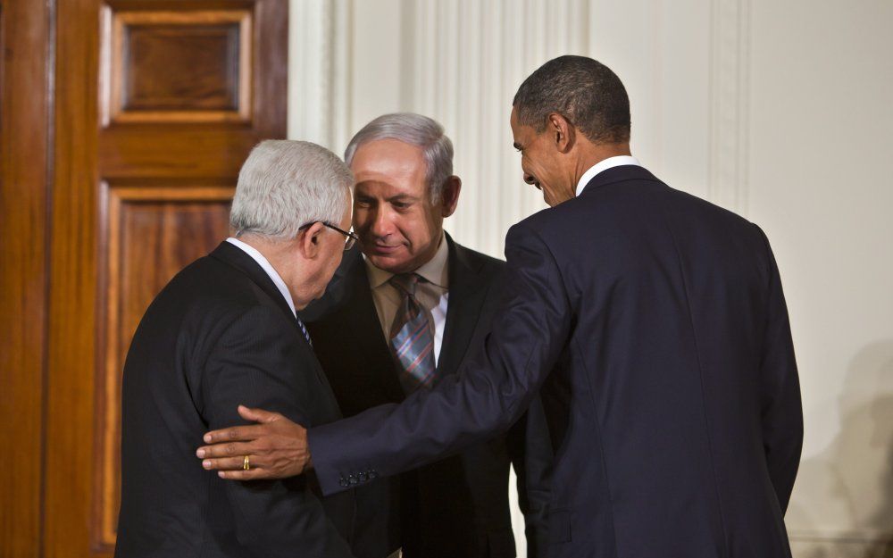 Israëlische premier Benjamin Netanyahu, de Palestijnse president Mahmoud Abbas en hun gastheer, de Amerikaanse president Barack Obama. Foto EPA