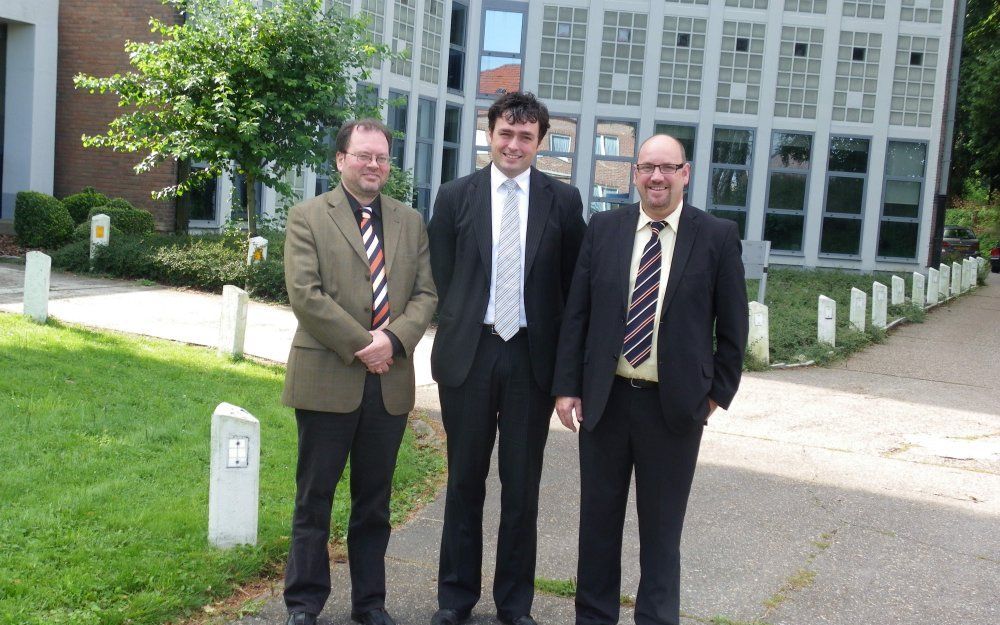 LEUVEN – Prof. dr. Andreas Beck (l.), drs. Pim Boven (m.) en prof. dr. Patrick Nullens (r.). „Er wordt streng geselecteerd aan de poort.” Foto RD