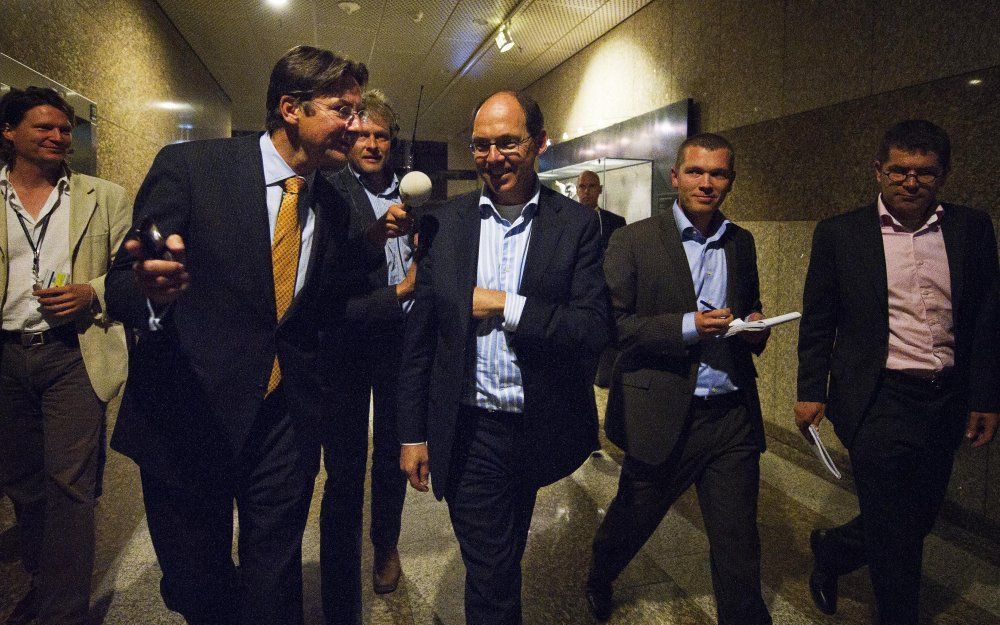 CDA-fractievoorzitter Maxime Verhagen (tweede van links) en CDA-Kamerlid Ab Klink (M) verlaten in de nacht van woensdag op donderdag de Tweede Kamer na fractieberaad. Foto ANP