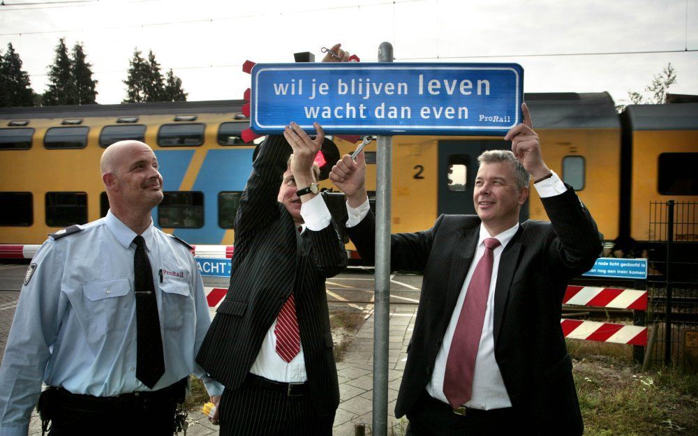 Het nieuwe verkeersbord werd donderdag geplaatst door Cees de Vries, regiodirecteur ProRail Randstad Noord bij een overweg in Amersfoort. Foto ProRail.