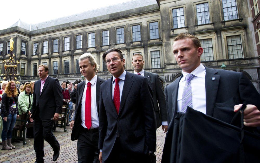 DEN HAAG - Geert Wilders en Maxime Verhagen zijn donderdag op het Binnenhof op weg naar informateur Opstelten. Foto ANP