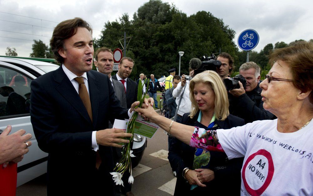 Tegenstanders bij de tent waar de ondertekening van de bestuurlijke overeenkomst IODS en Tracebesluit A4 Delft-Schiedam plaats vindt. Foto ANP