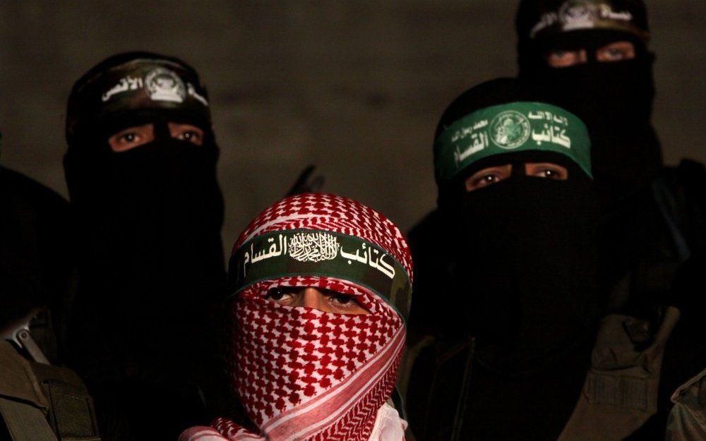 Hamas-woordvoerder Abu Ubaida (m.) tijdens een persconferentie donderdagavond in Gaza-Stad. Foto EPA