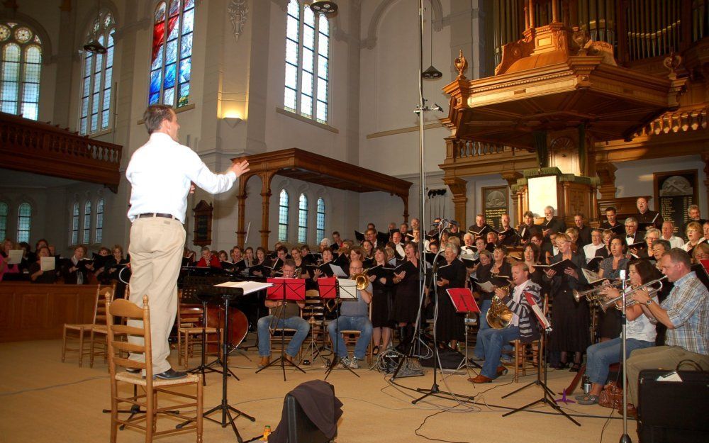 Dirigent André van Vliet kneedt 160 zangers, onder wie 90 scratchers, in de Grote Kerk van Apeldoorn tot een homogeen koor. Foto RD