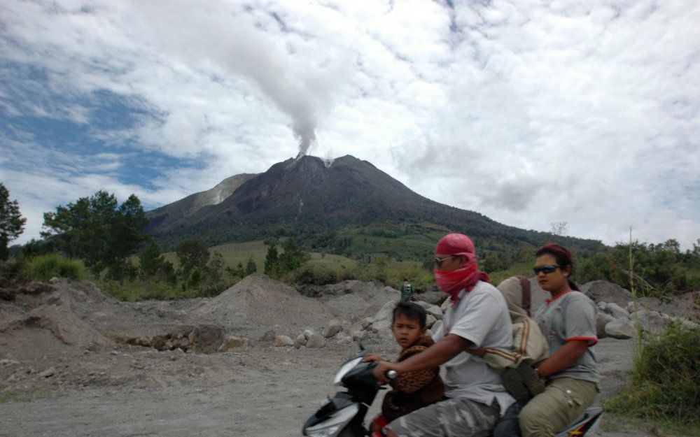 De vulkaan Sinabung op Indonesië is weer actief. Foto EPA