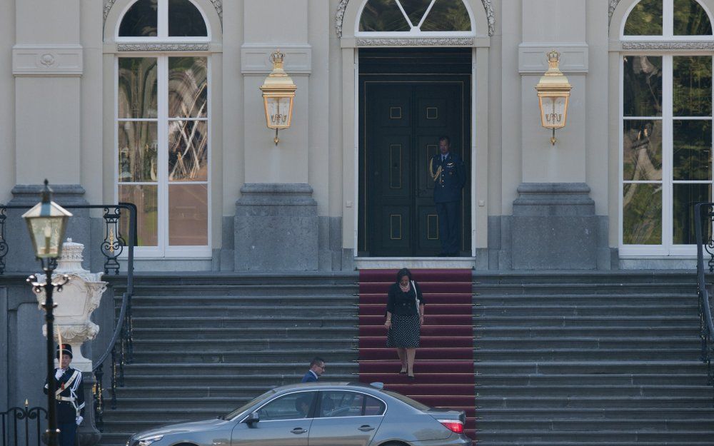 Koningin Beatrix consulteert dinsdagavond haar adviseurs, Willink en Verbeet. Foto ANP