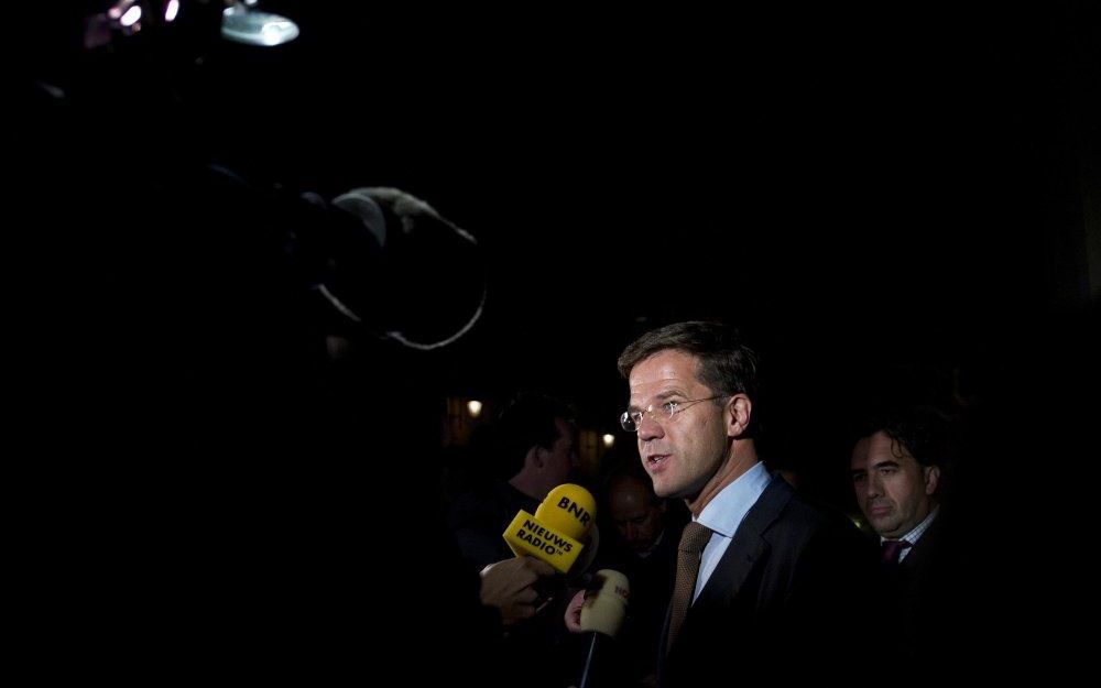 DEN HAAG - Mark Rutte staat journalisten te woord, dinsdagavond bij zijn vertrek bij Paleis Noordeinde. Foto ANP