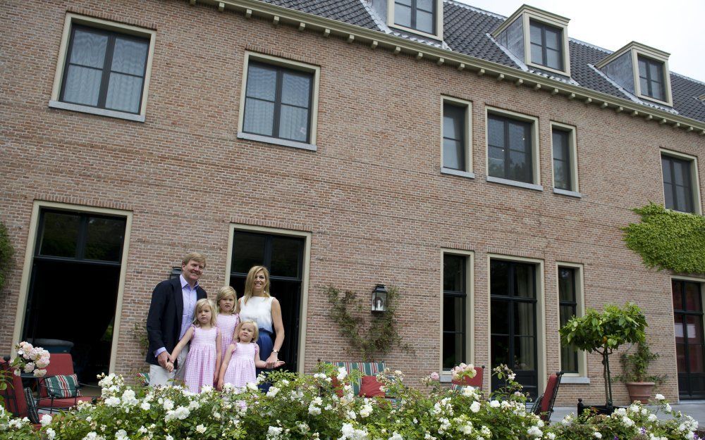 Prins Willem-Alexander met zijn gezin bij hun woning op Landgoed De Horsten. Foto ANP